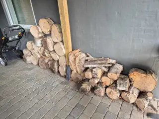 Ca. 2m brænde til brændeovn.