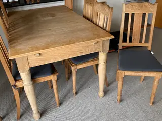 Spisebord i egetræ