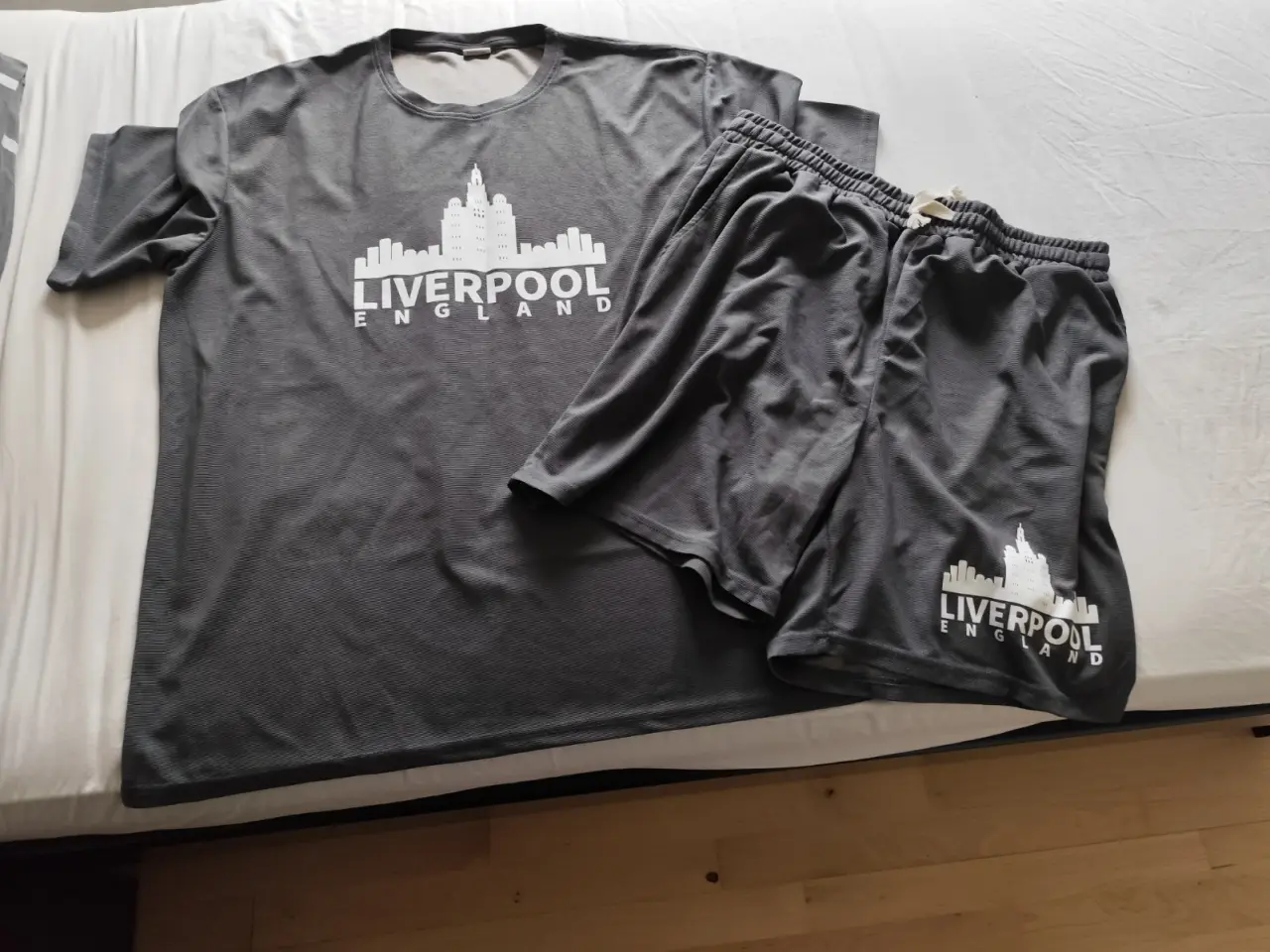 Billede 2 - 4 stk. Liverpool T-shirt + shorts