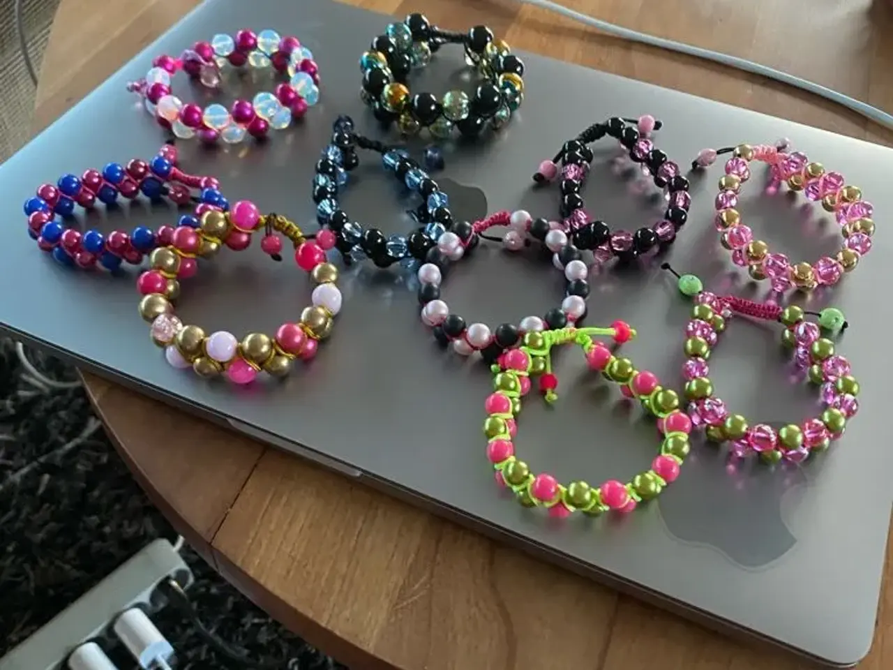 Billede 1 - Nye knyttede armbånd
