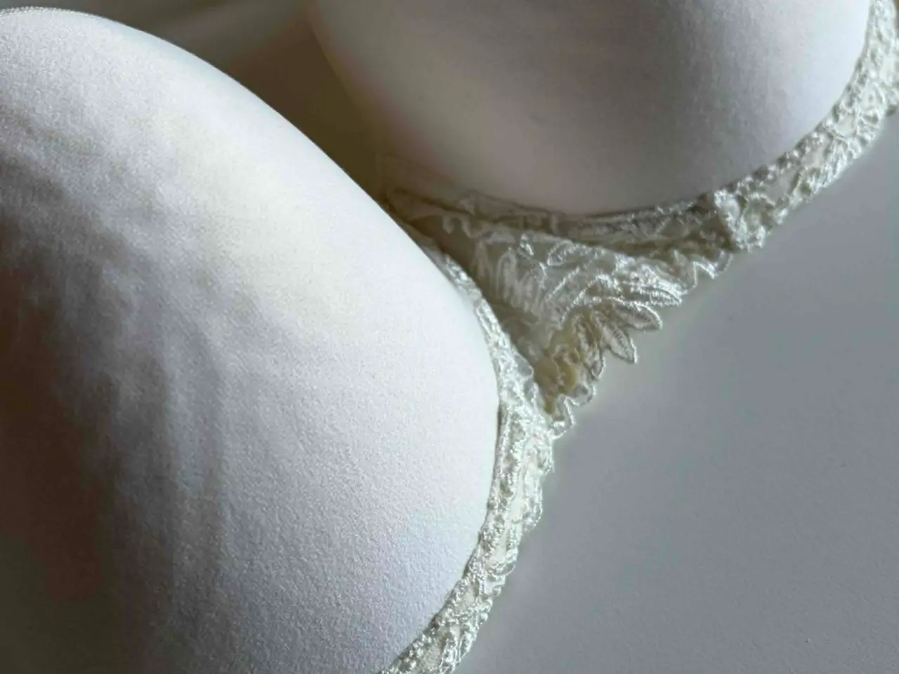 Billede 4 - Chantelle bh og string trusse, str. 75C / L