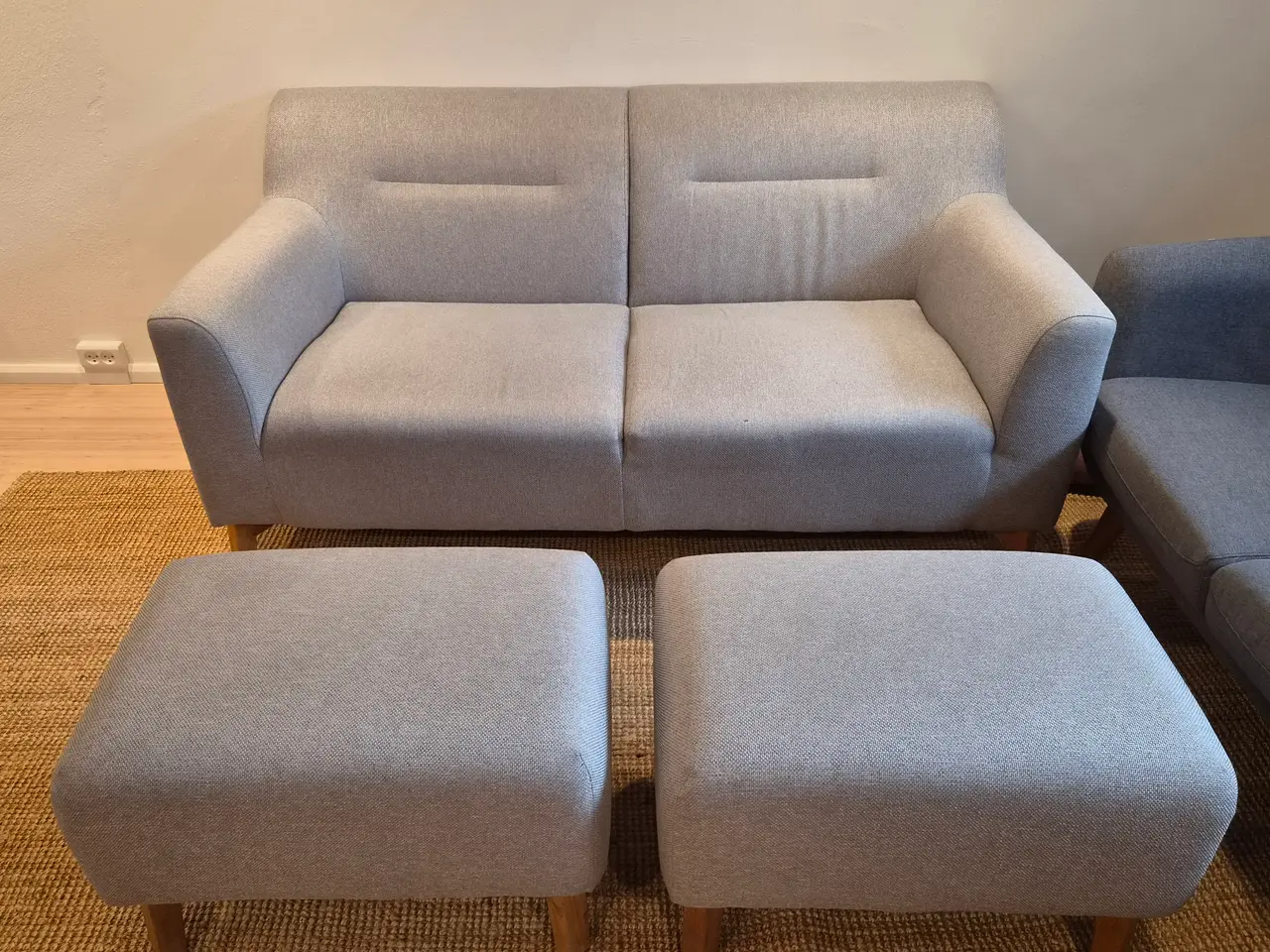 Billede 2 - Lys grå sofa inkl 2 puffer