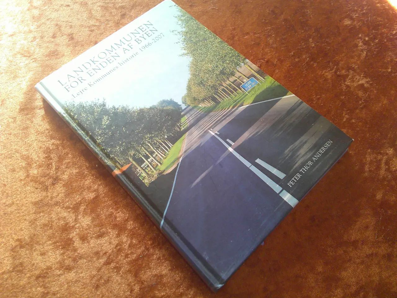 Billede 1 - Landkommunen for enden af byen, Peter T. Andersen