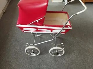 Rød dukkevogn fra 1970/80.
