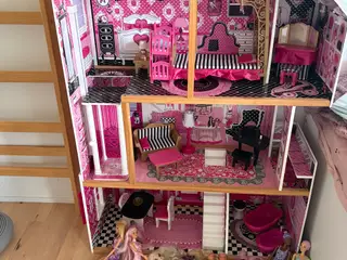 Kæmpestort Barbie dukkehus med dukker og tilbehør