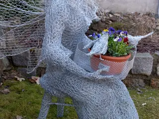 En original havepynt, en trådskulptur
