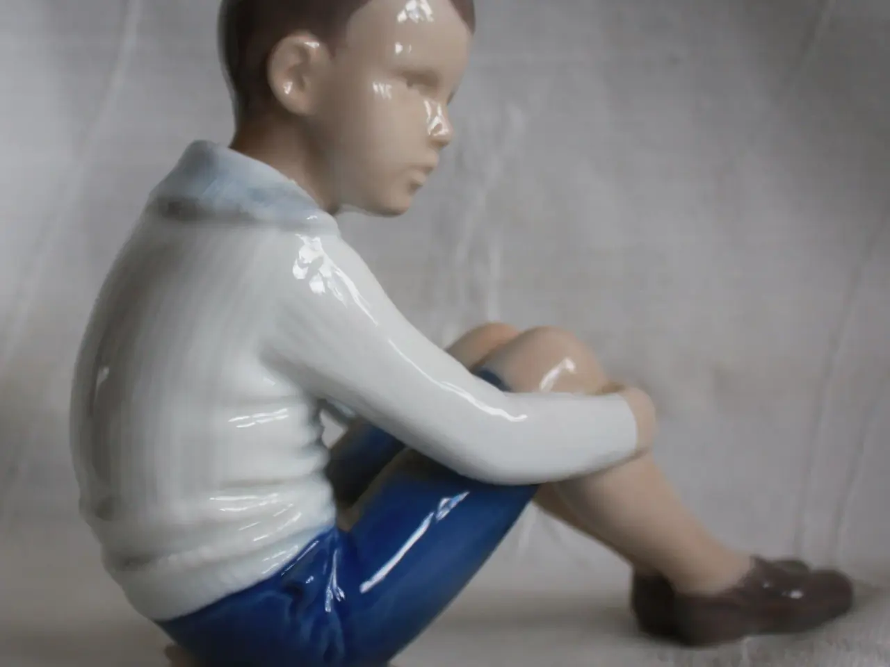 Billede 7 - Dreng siddende på bøger, figur,Bing & Grøndahl