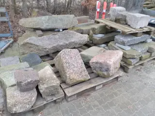 Diverse granitblokke.