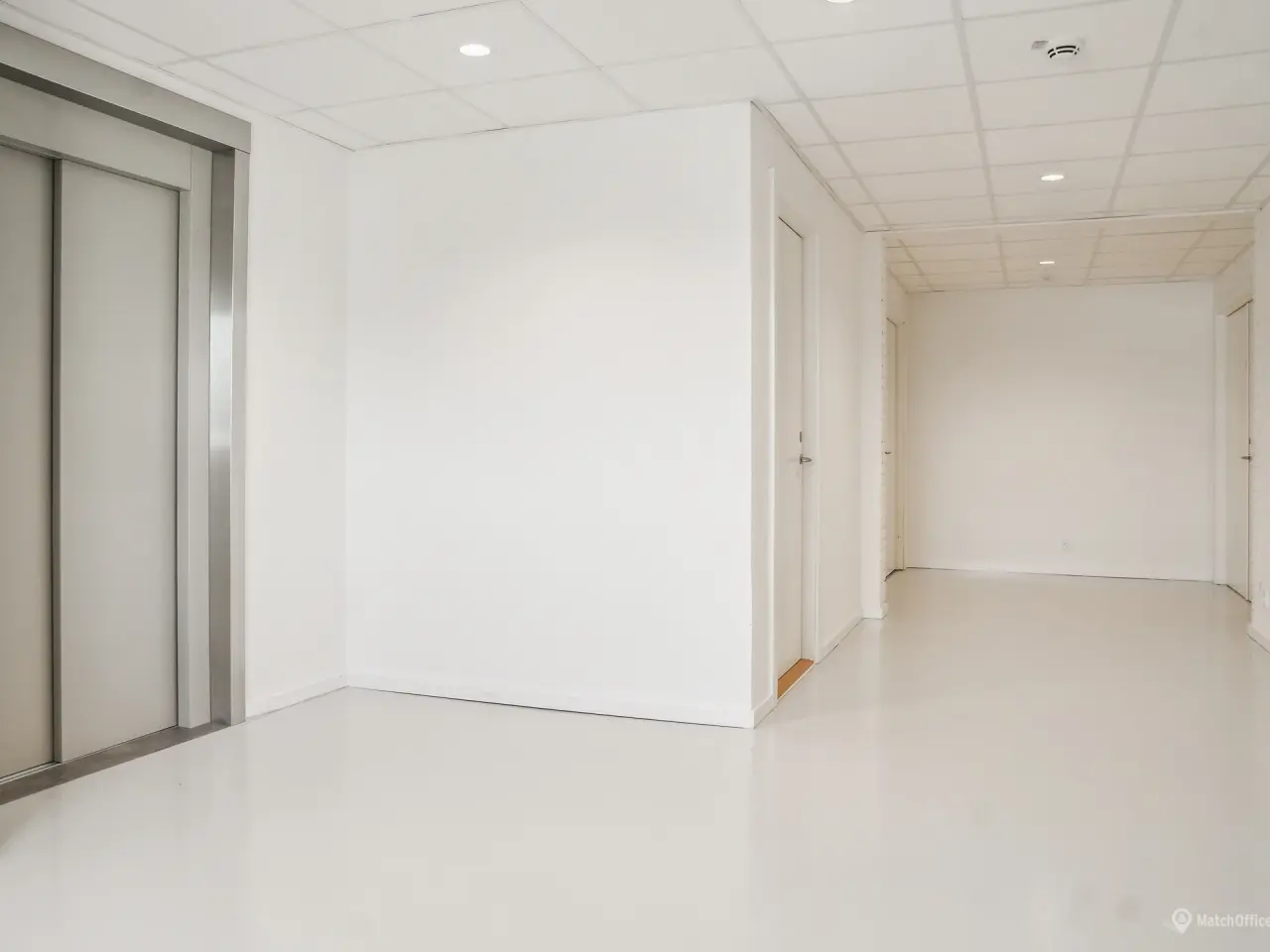 Billede 7 - Moderne. lyst kontor og råt indrettet mindre lager
