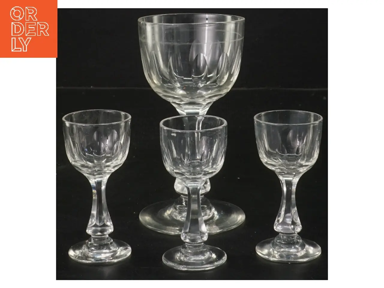 Billede 1 - Sæt med fire glas (str. 4 stk Ø 4 & 7 cm længde 8 & 13,5 cm)