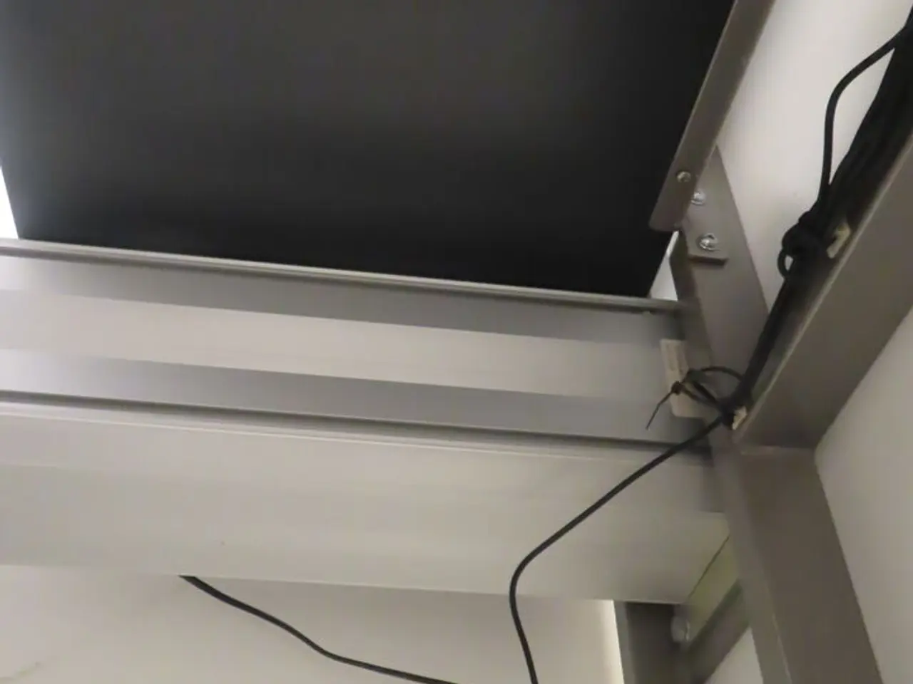 Billede 5 - Hæve-/sænkebord inkl. 2 stole