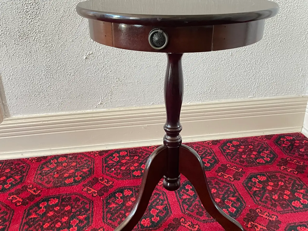 Billede 1 - Flot rundt sidebord i engelsk stil – Ø44,5 cm.
