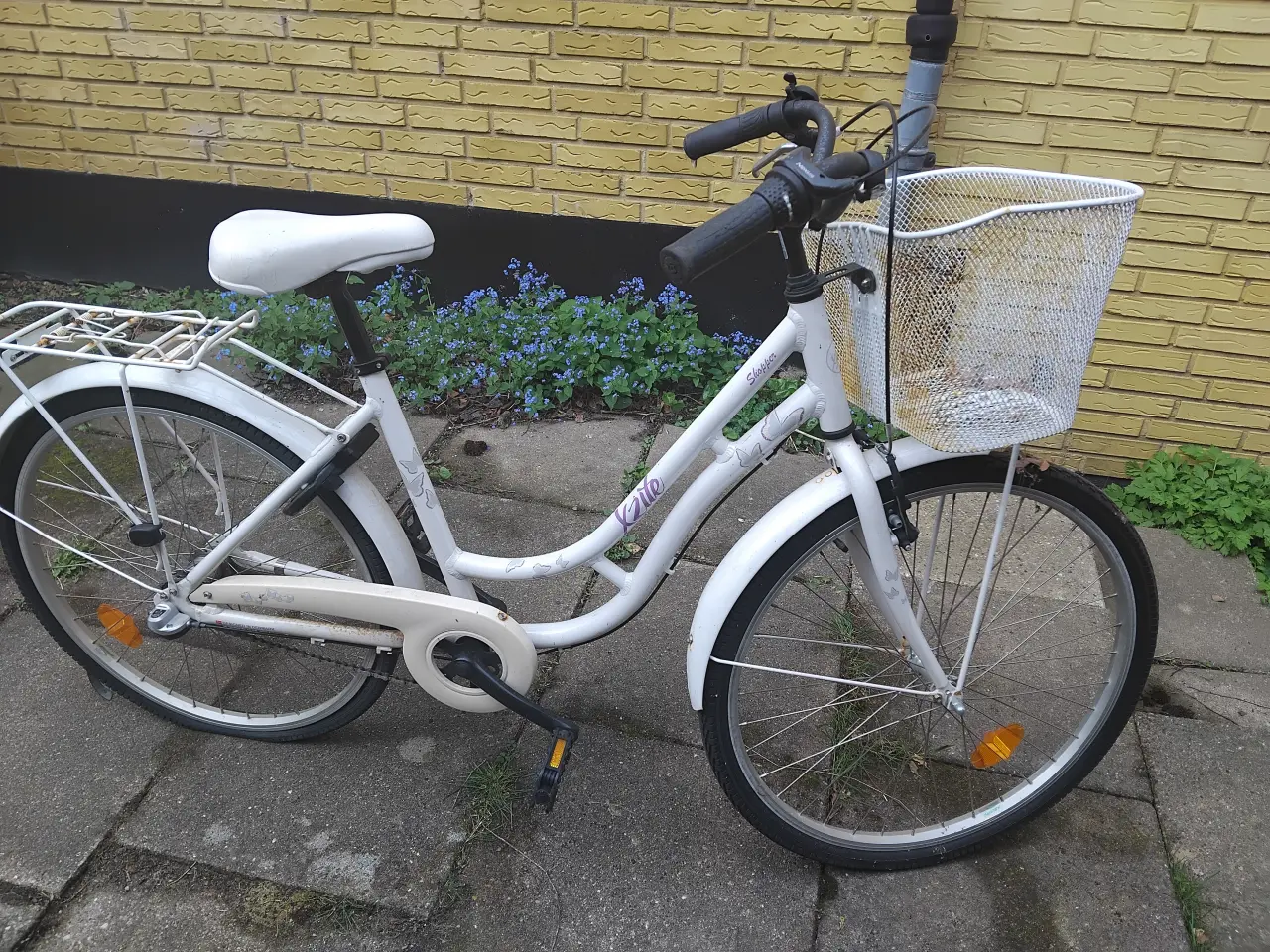 Billede 1 - Pigecykel hvid med lyserøde sommerfugle