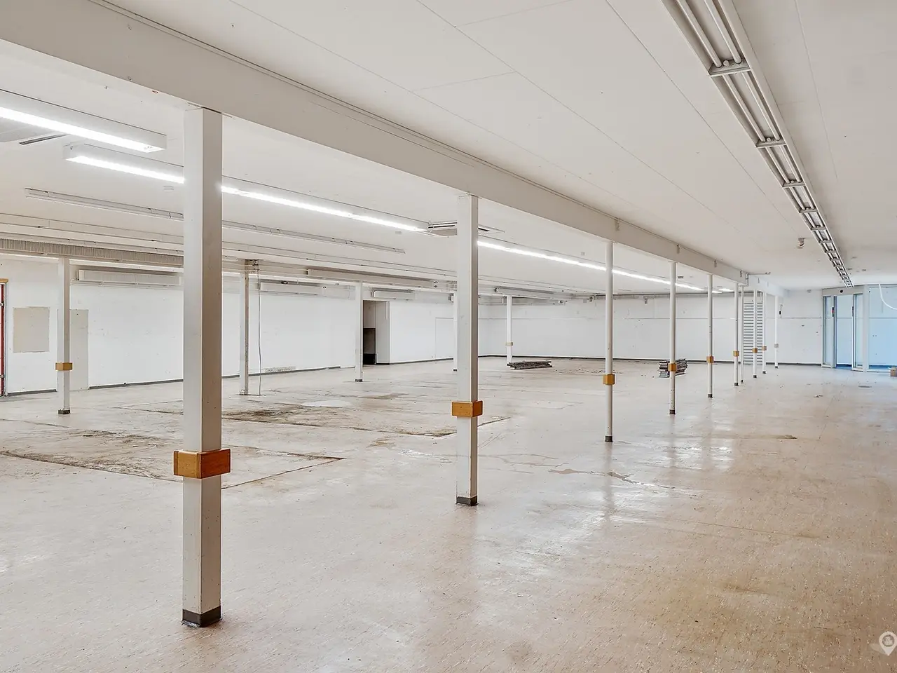 Billede 2 - Stor-butik ved byens bedste indfaldsvej