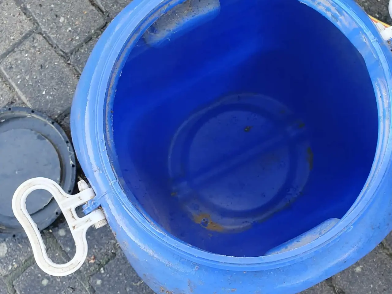 Billede 2 - 3 fodertønder 60 l samlet 250 kr , 100 kr pr stk