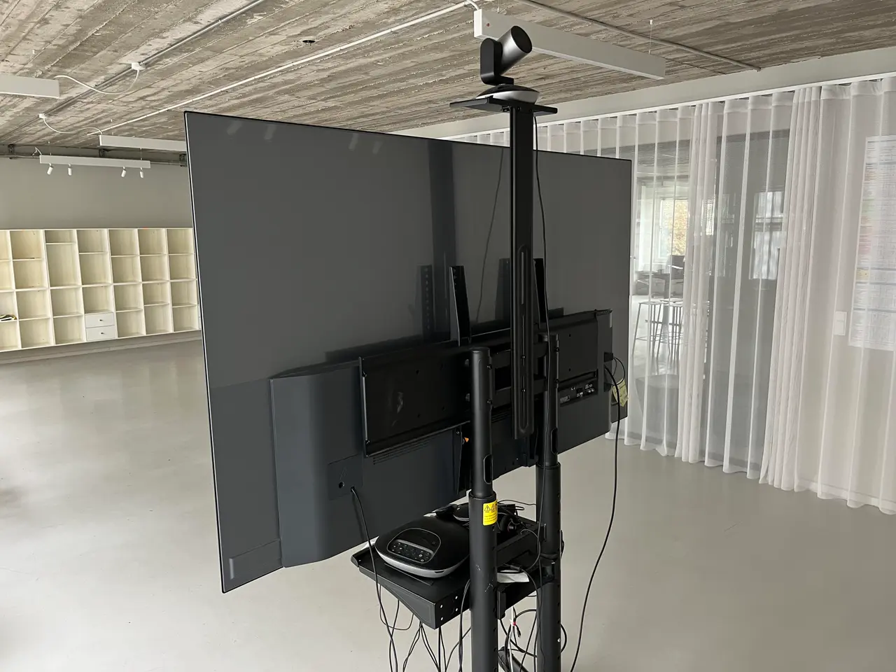 Billede 8 - 65* LG OLED Mødesetup m. Webcam og rullestativ