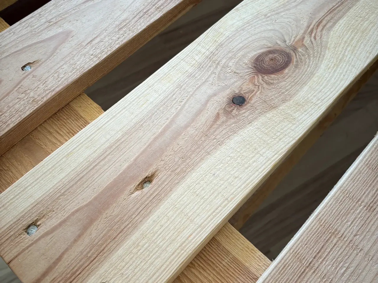 Billede 1 - Palleseng 140 x 200 cm på hjul – rustik og praktis