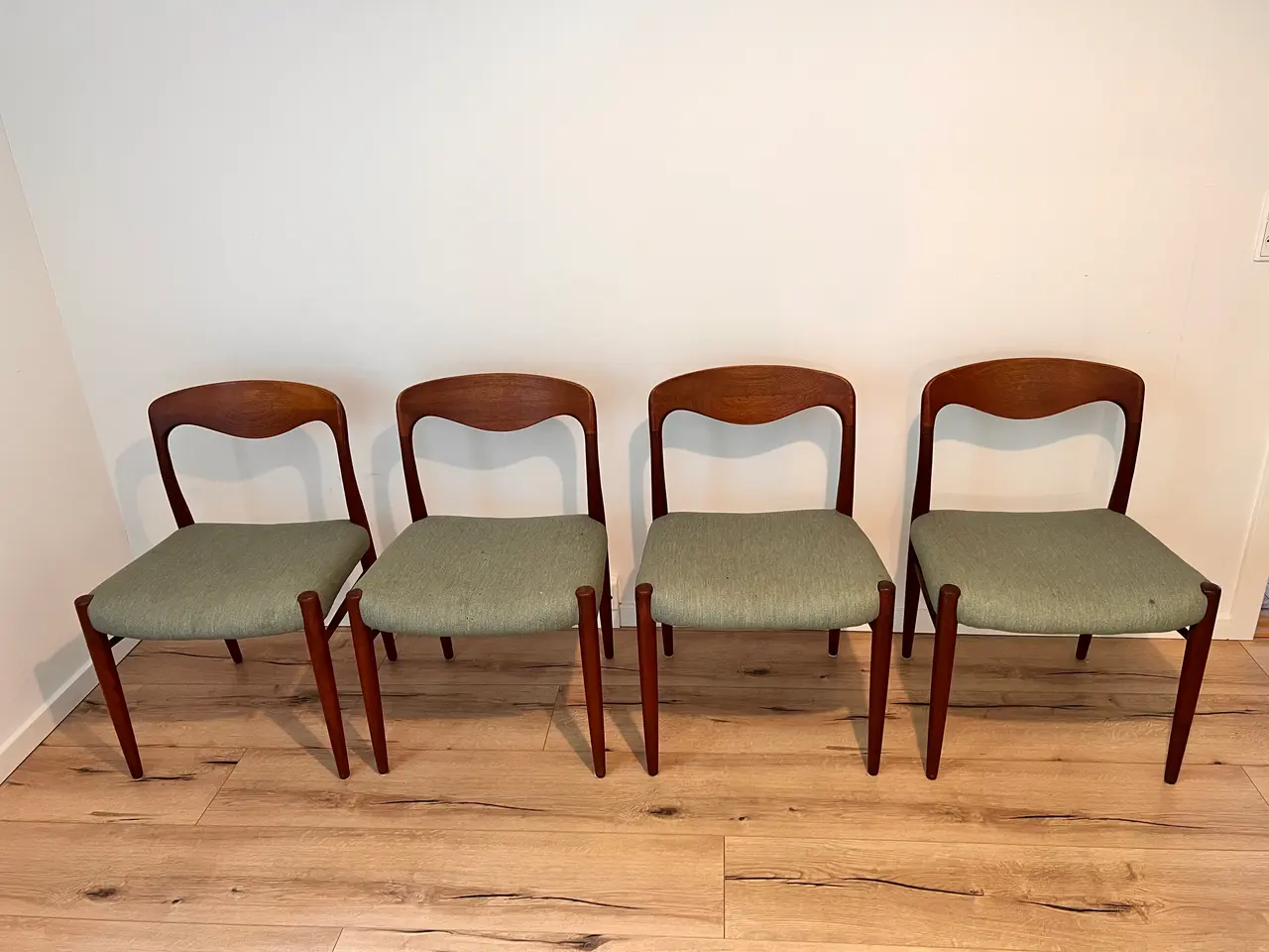 Billede 1 - 4 vintage spisebordsstole i teaktræ – dansk design