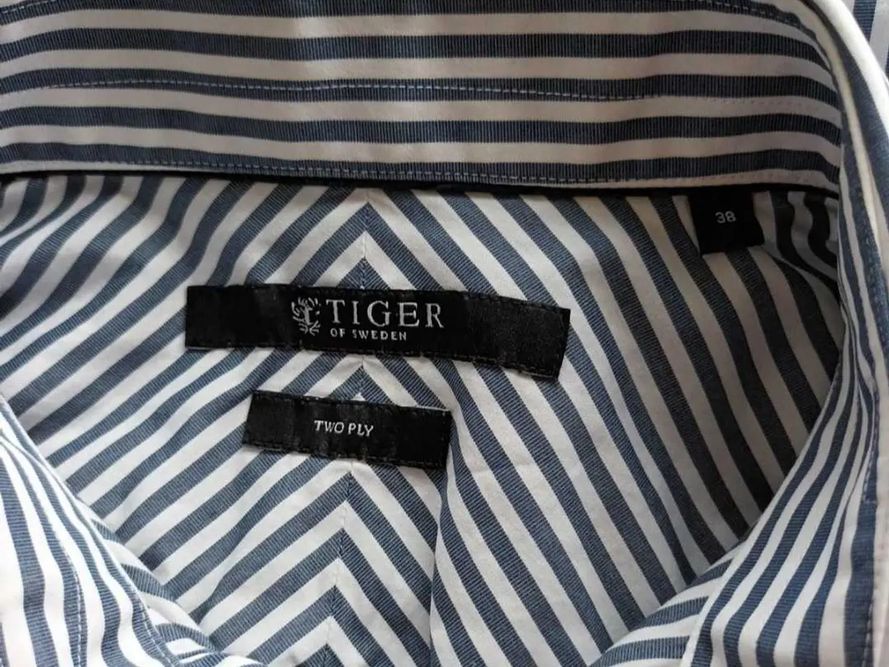 Billede 6 - Skjorte. Tiger of Sweden. Medium