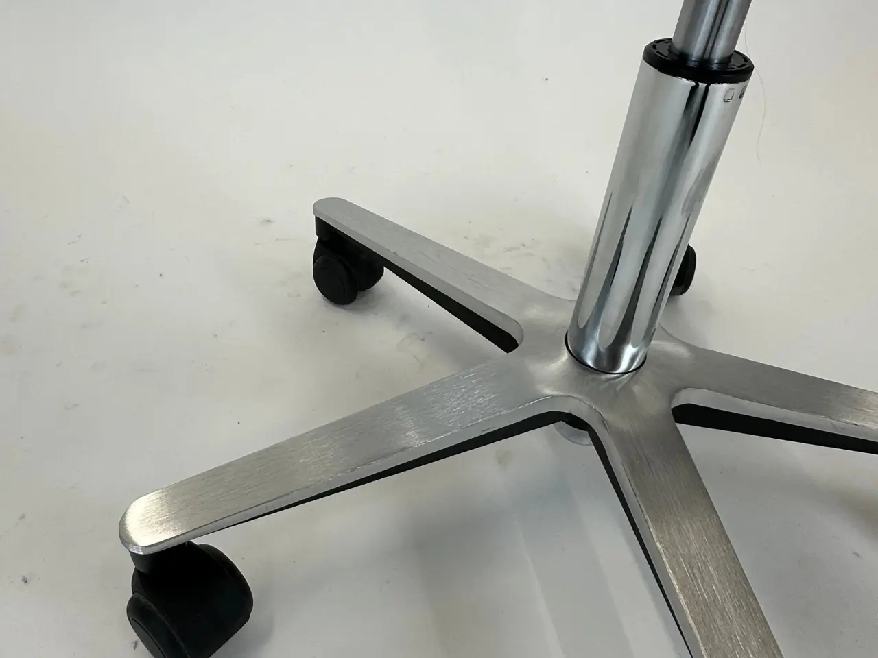 Billede 9 - Magnus Olesen Butterfly Swivel Stol – Grå med Krom Stel Læder