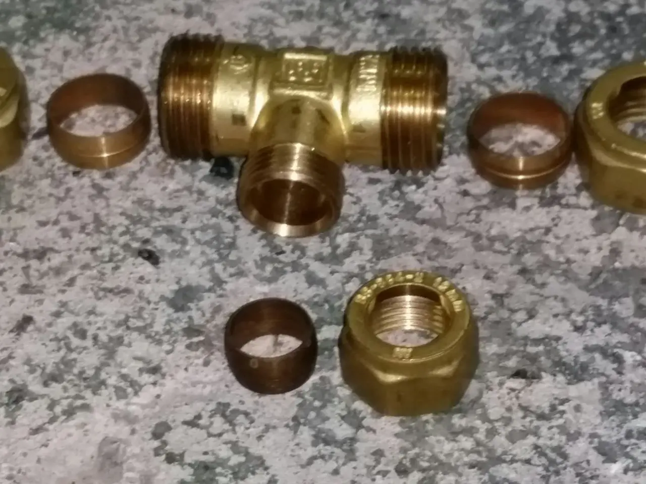 Billede 2 - Messing fittings med klemmering 