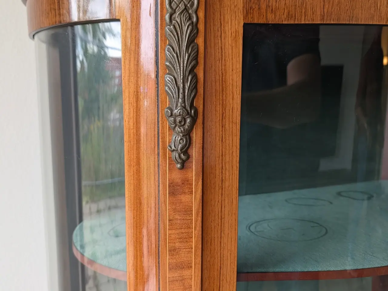 Billede 3 - Elegant stilvitrineskab med buet glas - superflot.