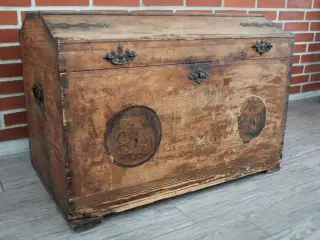 Gammel kiste med hvælvet låg og patina.
