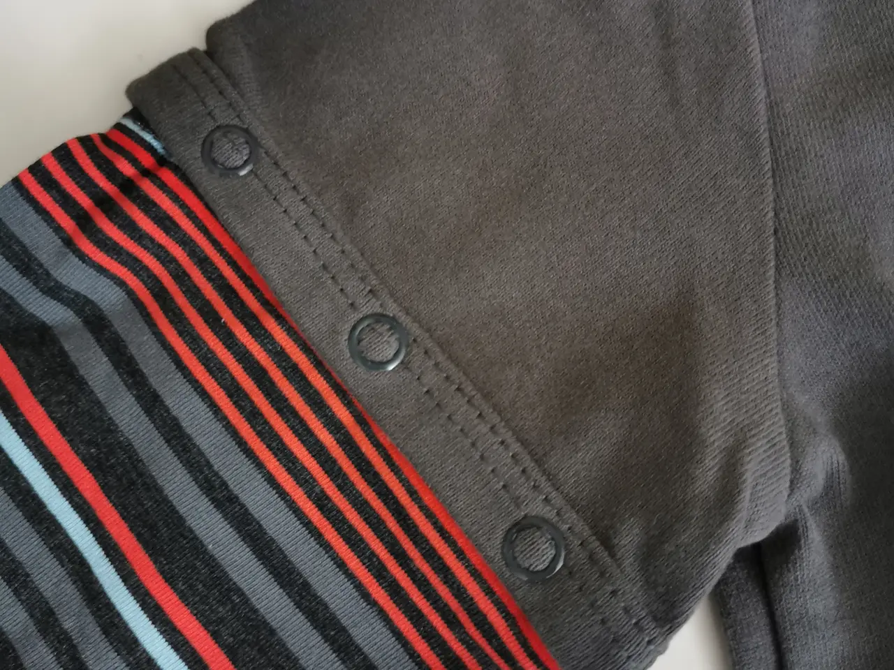 Billede 3 - T-shirt med aftagelige ærmer.