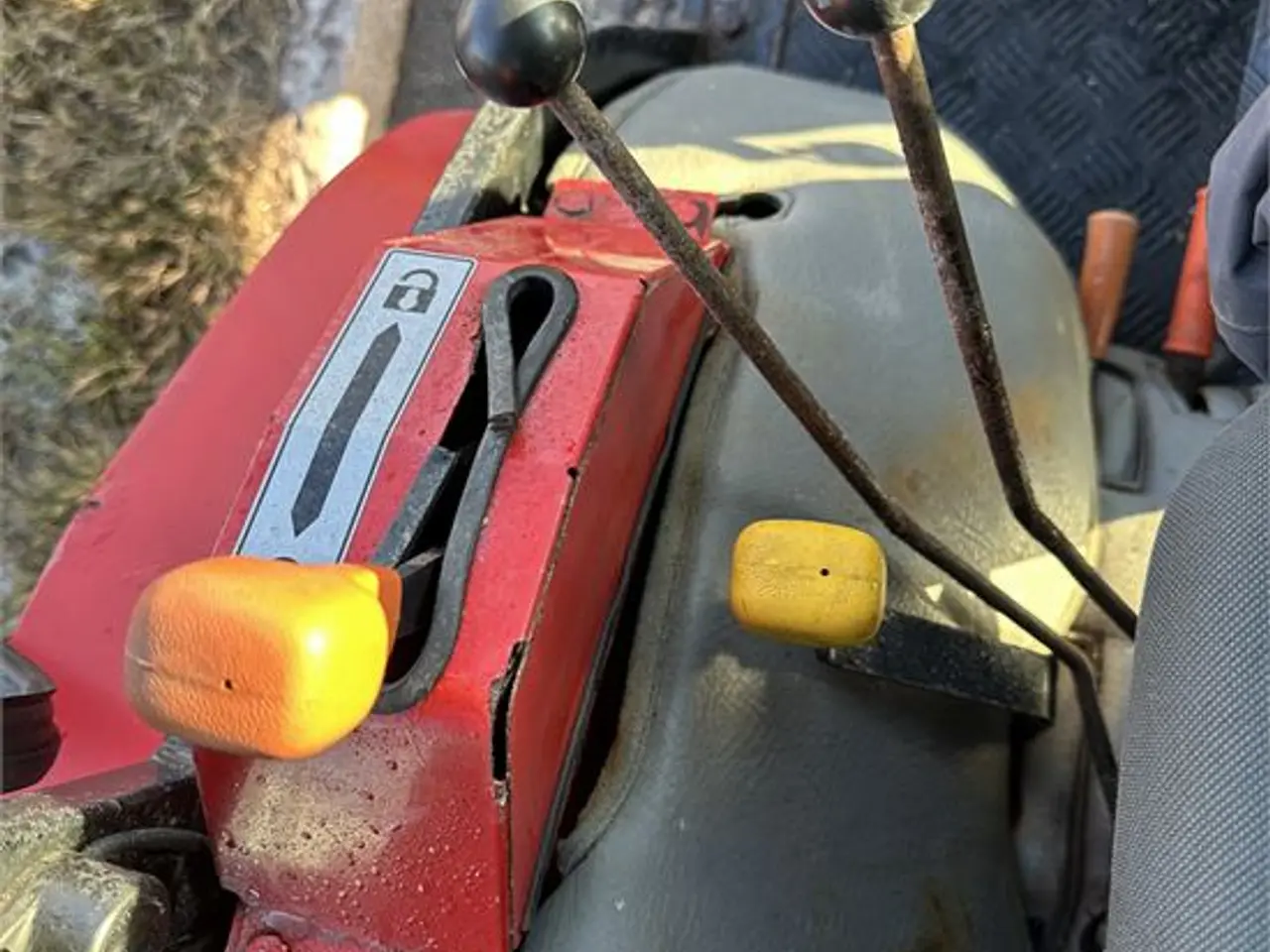 Billede 14 - Massey Ferguson 1523 -Only 375 hours With broom and salt spreder
