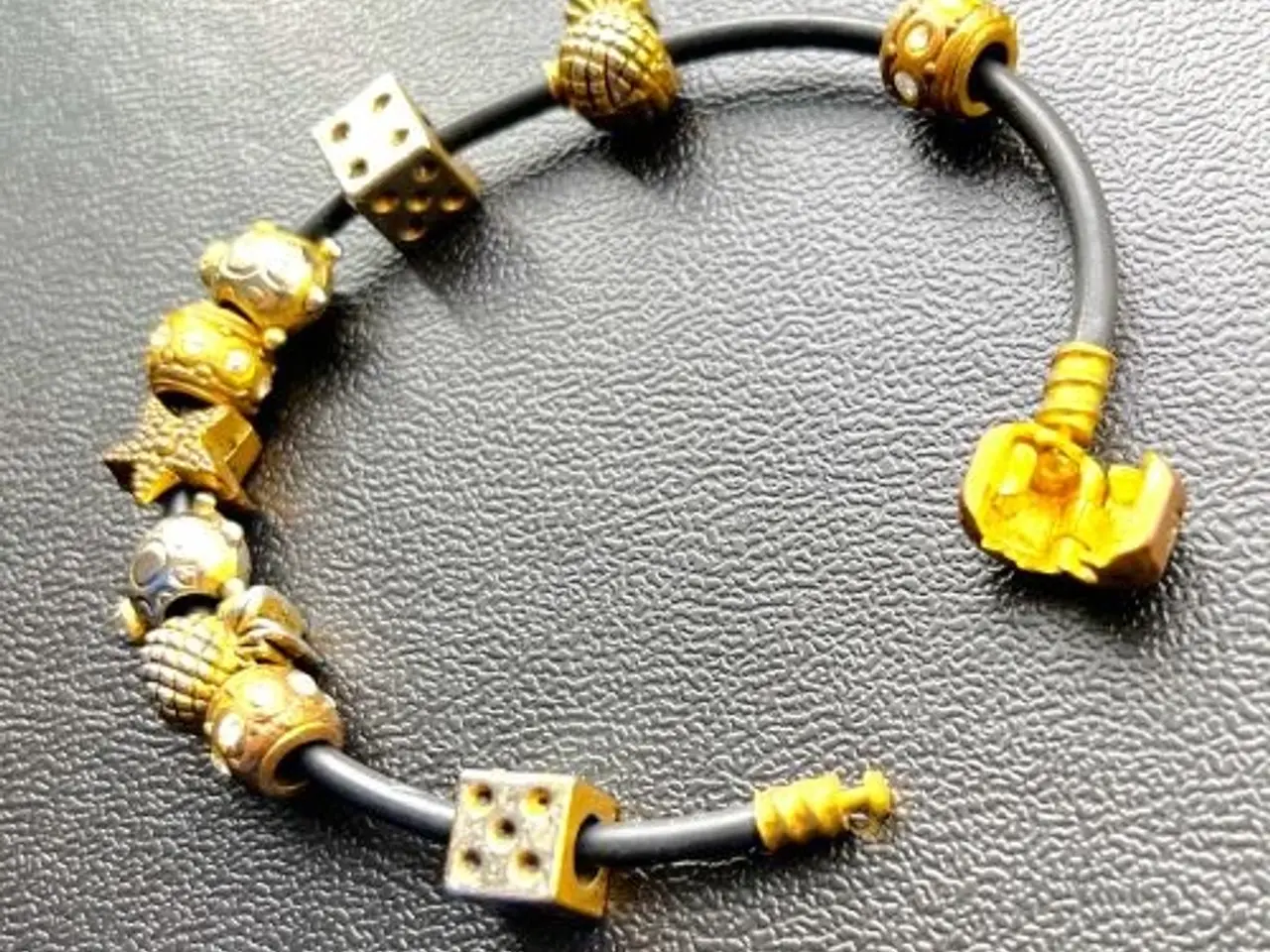 Billede 3 - Charm-armbånd på sort snøre. Sælges samlet.