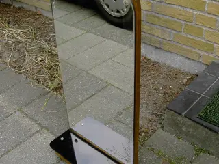 Spejl med skuffe. Facetslebet glas med ornamenter
