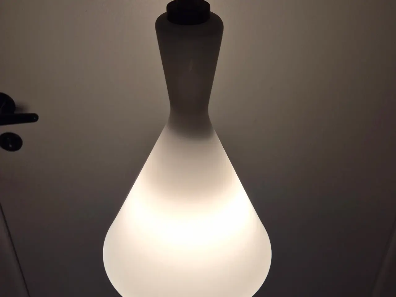 Billede 6 - Høj pendel i opalglas med flot og unikt design