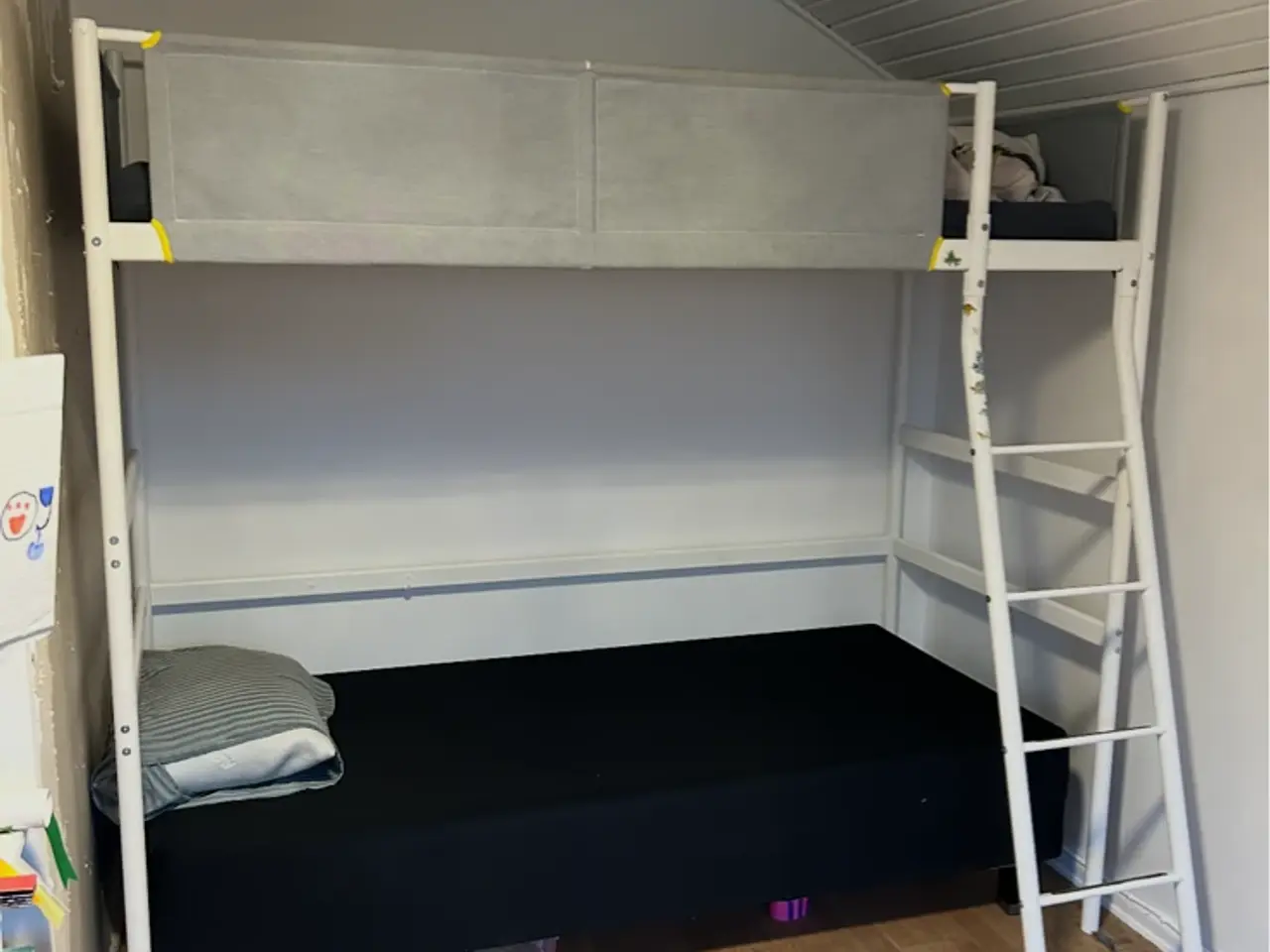 Billede 1 - Køjeseng i hvidt stål. Meget stabil. 