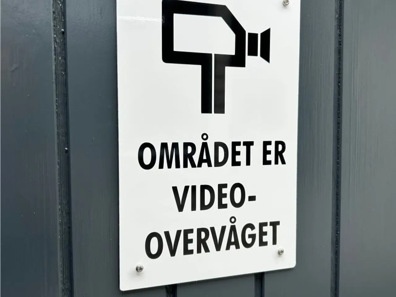 Billede 7 - Skilte med "Området er overvåget" mm