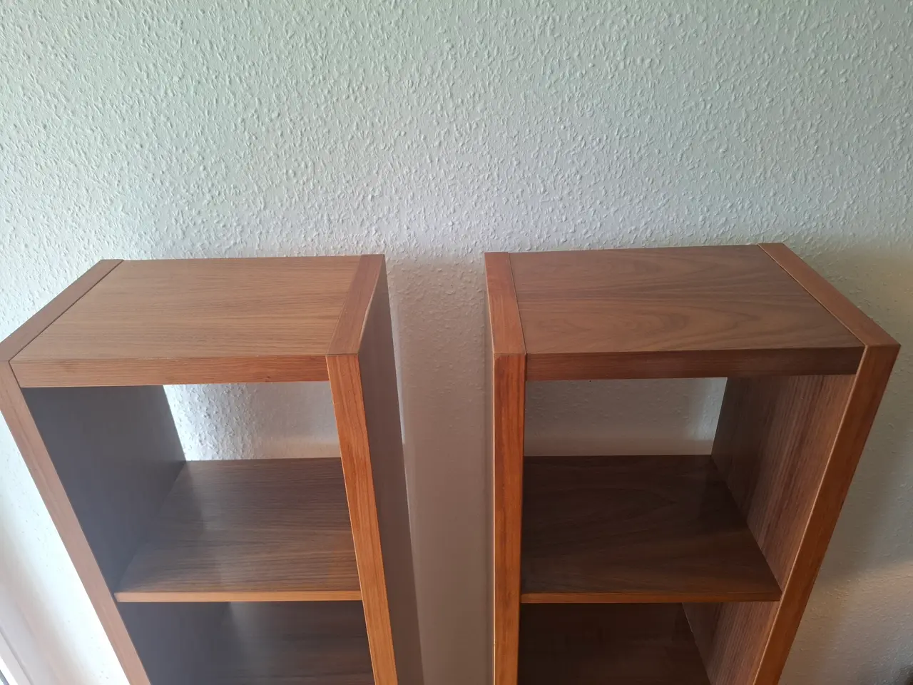 Billede 2 - 2 bogkasser/rumdelere i valnød, 200 kr. per styk.