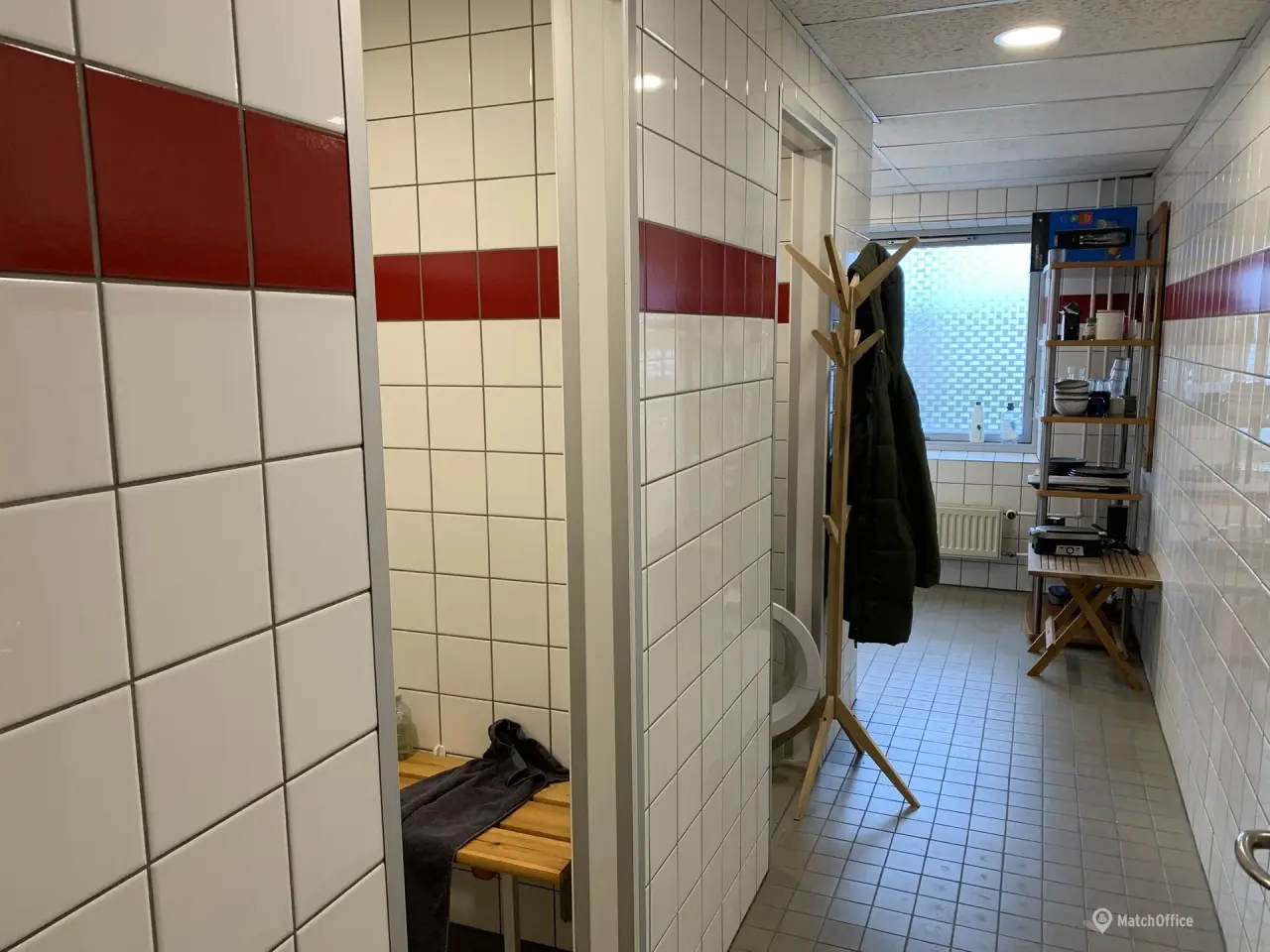 Billede 12 - Højloftet lager. showroom med port samt stort kontor
