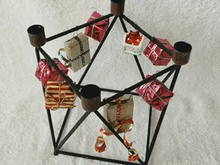 Adventsstage i sort metal med små julepakker