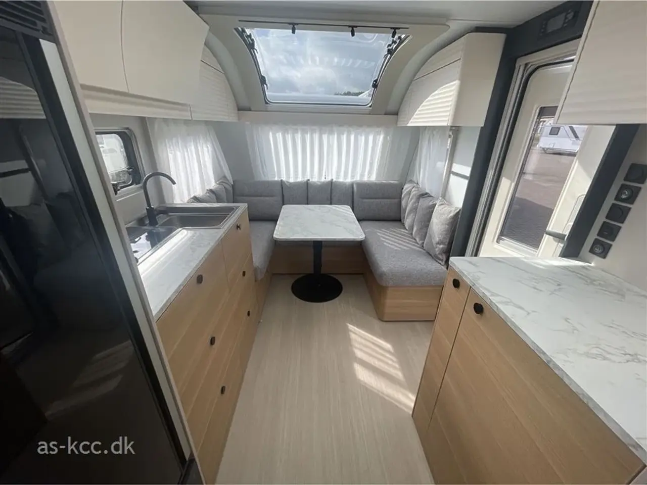 Billede 11 - 2026 - Adria Adora 572 UT   Adria Adora 572 UT Årg, 2026 4 sovepladser, 5 siddepladser, enkeltsenge og toilet og bad i bagenden