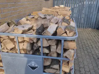 Kløvet egetræsbrænde