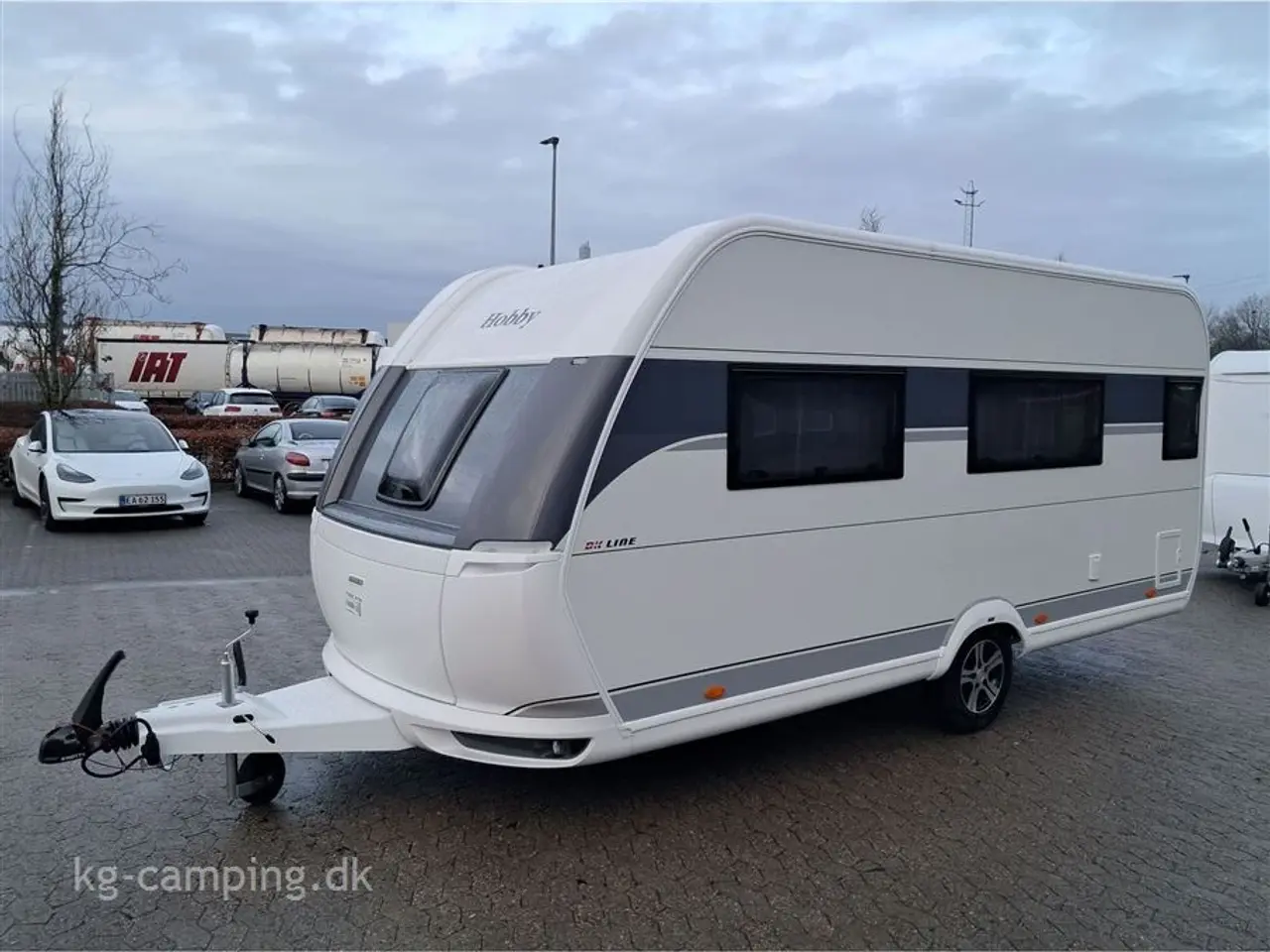Billede 2 - 2026 - Hobby De Luxe 460 SFf   Kampagnemodel DK LINE fra HOBBY med fritstående dobbeltseng - kan nedvejes til 1350 kg.