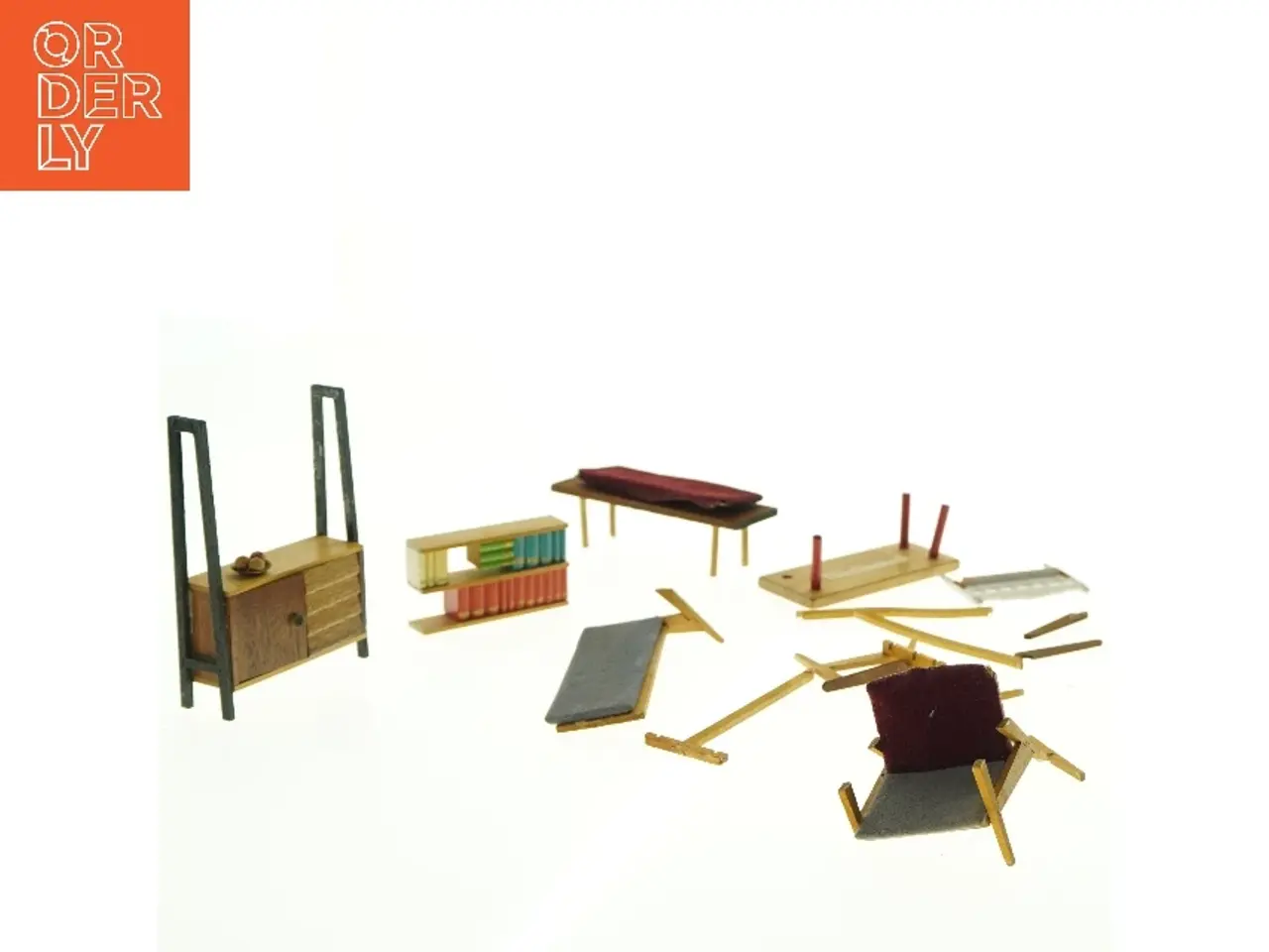 Billede 1 - Miniaturemøbler i træ (str. Miniaturestørrelse til dukkehus)