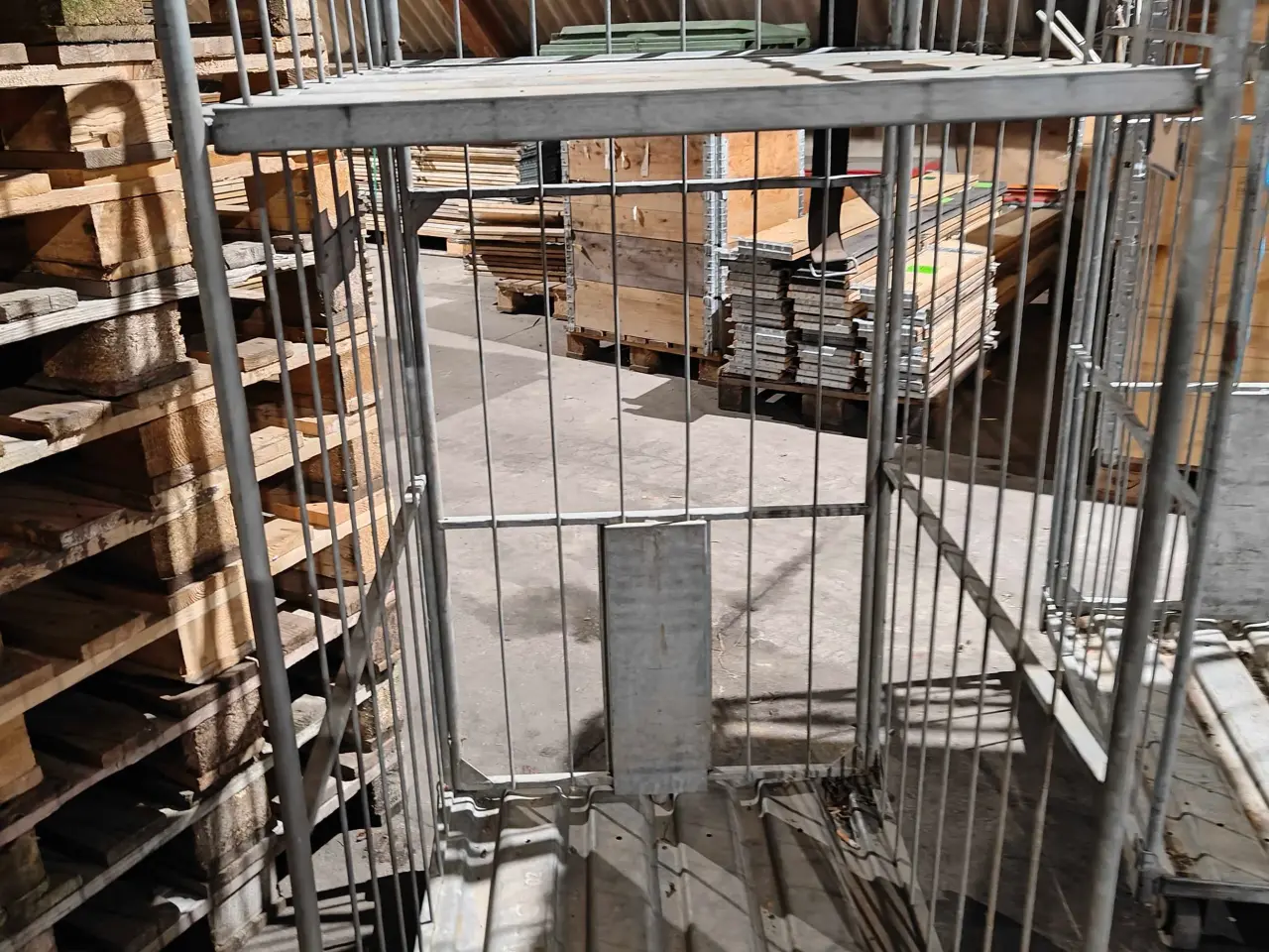 Billede 7 - Rullebur og reoler. 