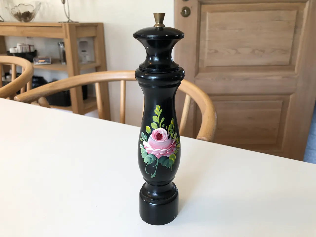 Billede 1 - Sort peberkværn i træ med blomstermotiv