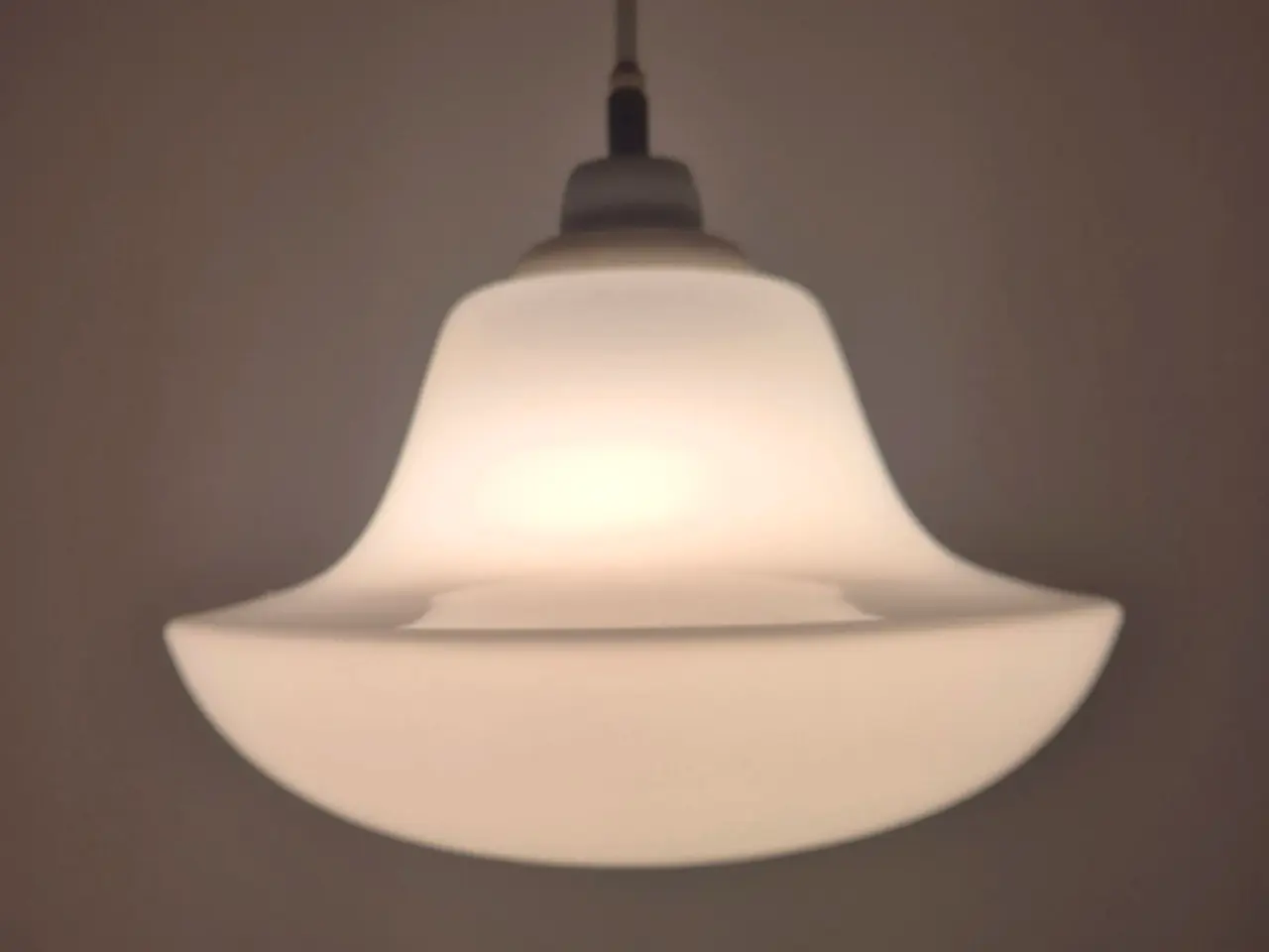 Billede 1 - Retrolampe i hvidt opalglas med elegante svaj