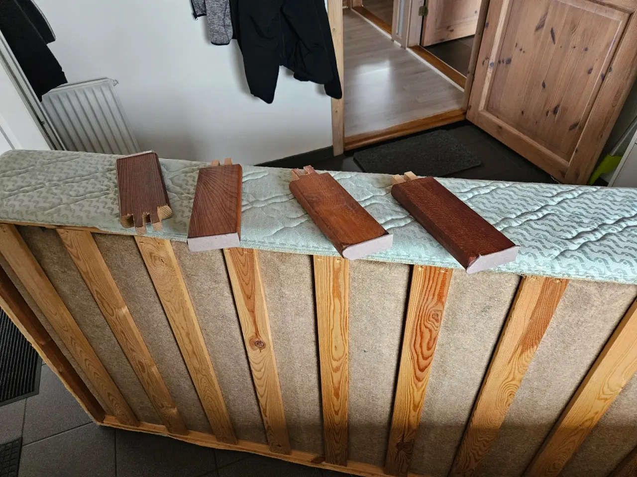 Billede 5 - Box madras 2 stk med ben og topmadrasser