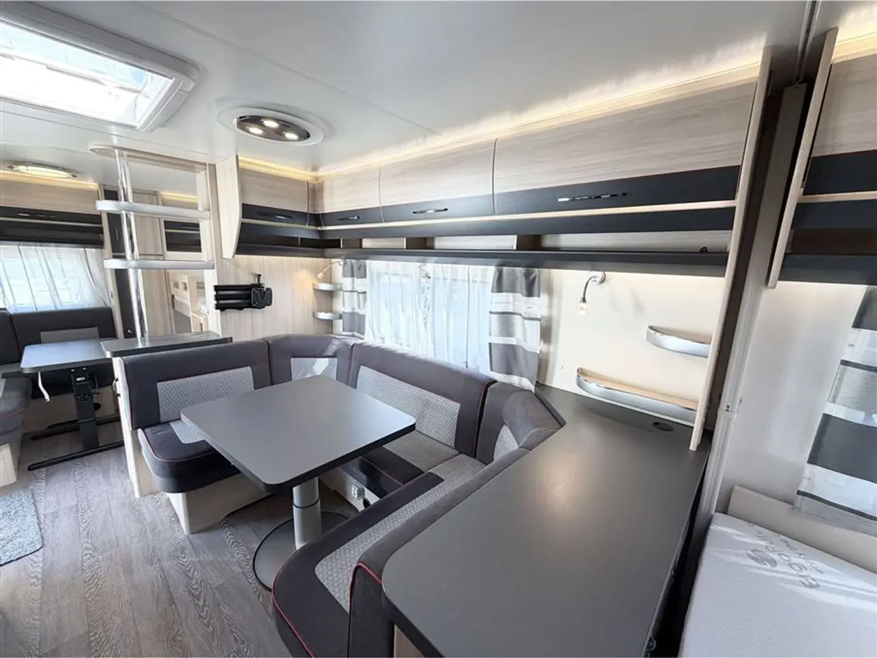 Billede 6 - 2020 - Hobby De Luxe Edition 650 KMFe Franskseng-Køjer-Gulvtemp.-Mover-Telt