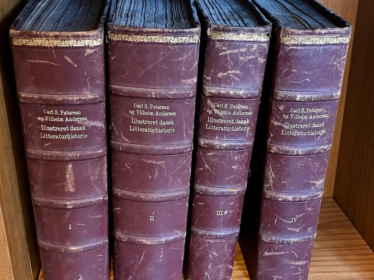 Billede 1 - *Illustreret dansk litteraturhistorie* i 4 bind