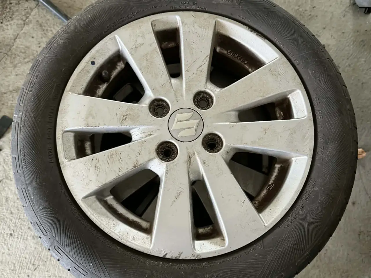 Billede 2 - 14" Suzuki alufælge med sommerdæk