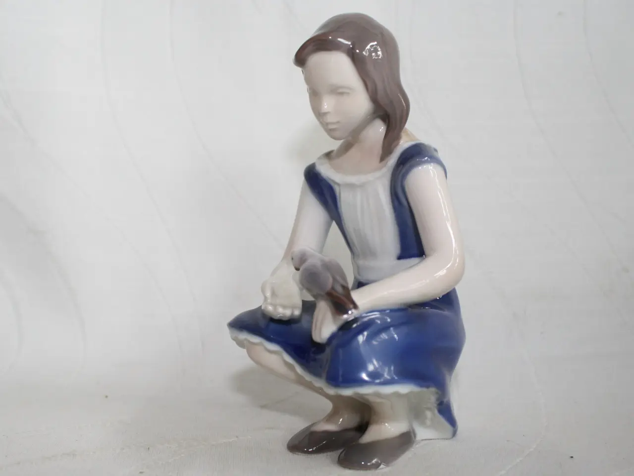Billede 3 - Pige med due, figur fra Bing & Grøndahl 