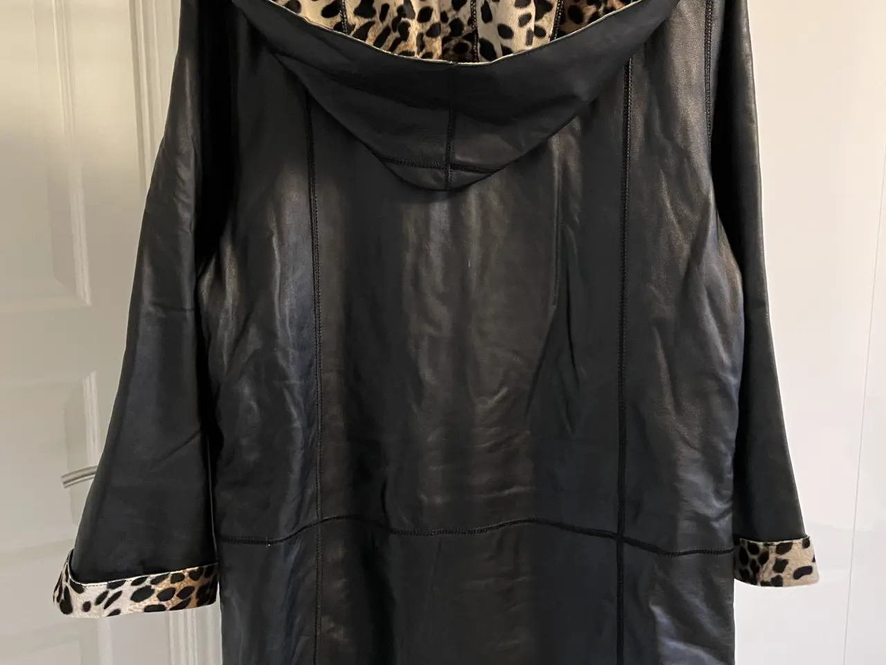 Billede 6 - Vendbar skindjakke sort skind / Leopard